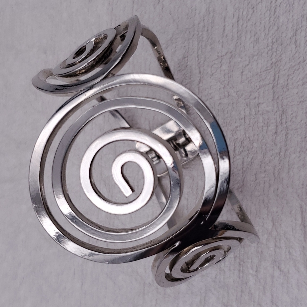 Silver Tone Geometric Pattern Bracelet - image 3